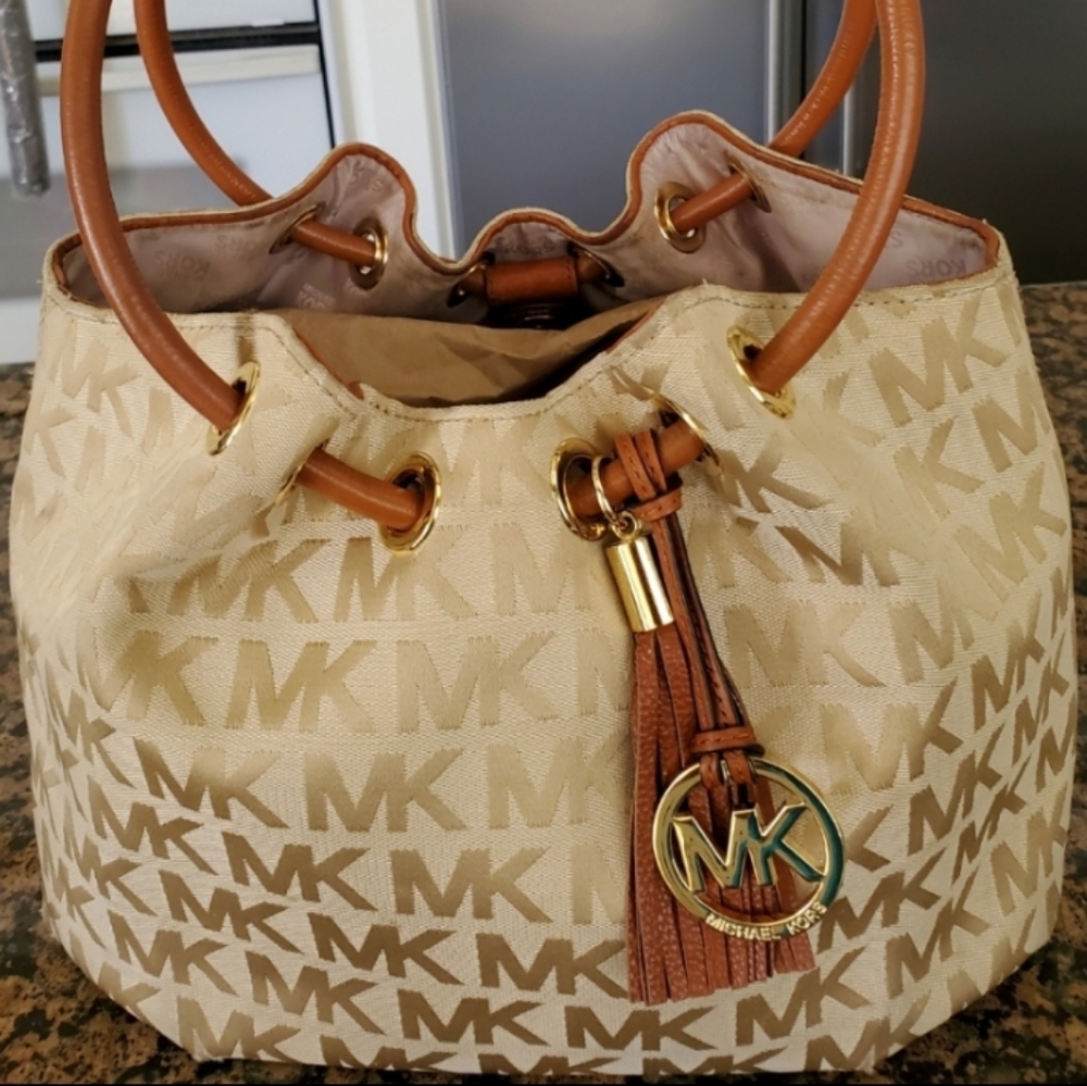Michael Kors Signature Canvas & Leather Brown Cream EW Ring Tassel Shoul…